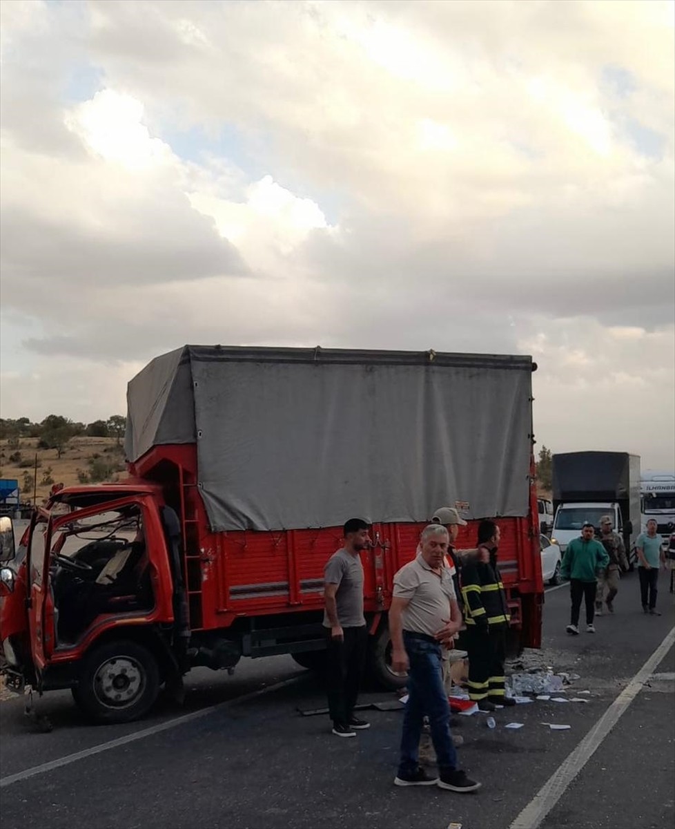 Mardin'in Mazıdağı ilçesinde kamyon ile kamyonetin çarpışması sonucu 3'ü ağır 14 kişi...
