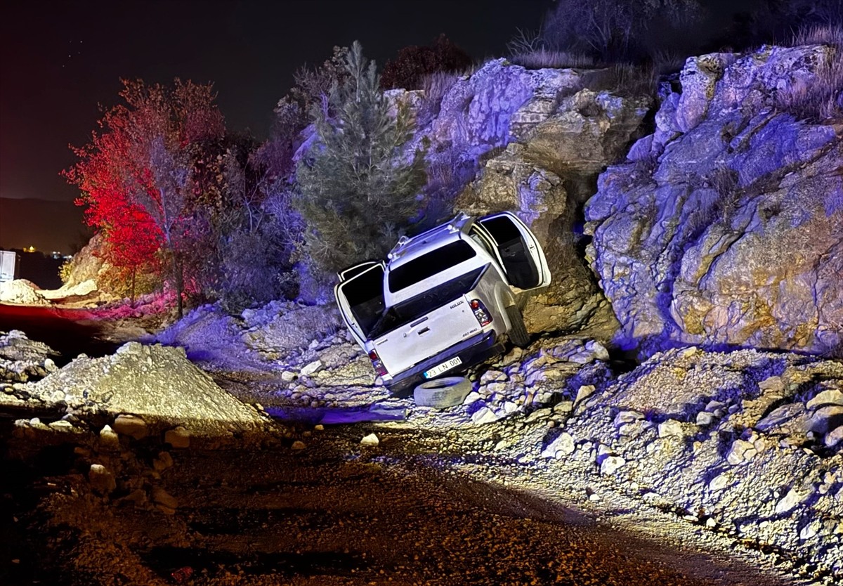 Mardin'in merkez Artuklu ilçesindeki trafik kazasında pikapta sıkışan sürücü, tatbikattan dönen...