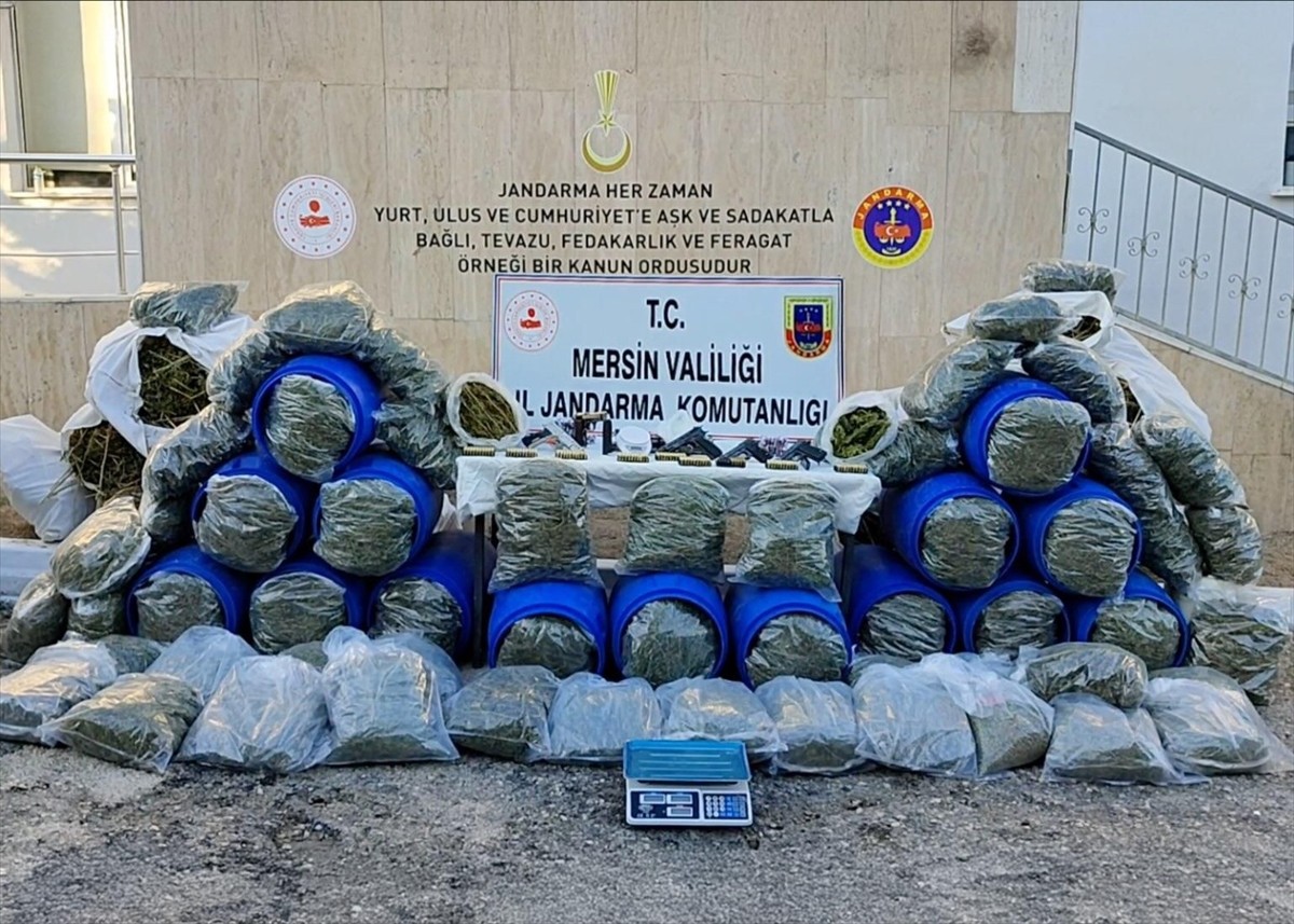Mersin'de 220 kilogram esrar ve 1 kilogram kokain ele geçirildi, gözaltına alınan 4 şüpheliden 3'ü...