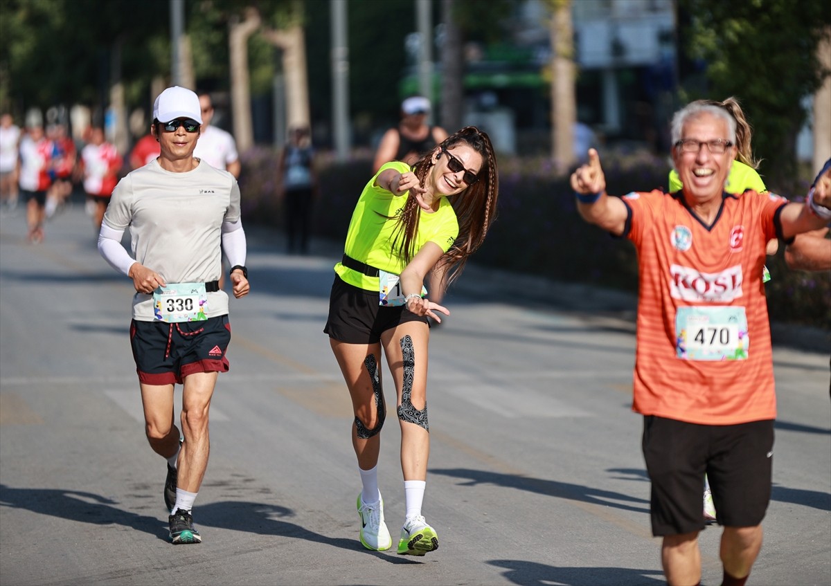 Mersin'de bu yıl 17. kez organize edilen Uluslararası Tarsus Yarı Maratonu 21 kilometre koşuldu....