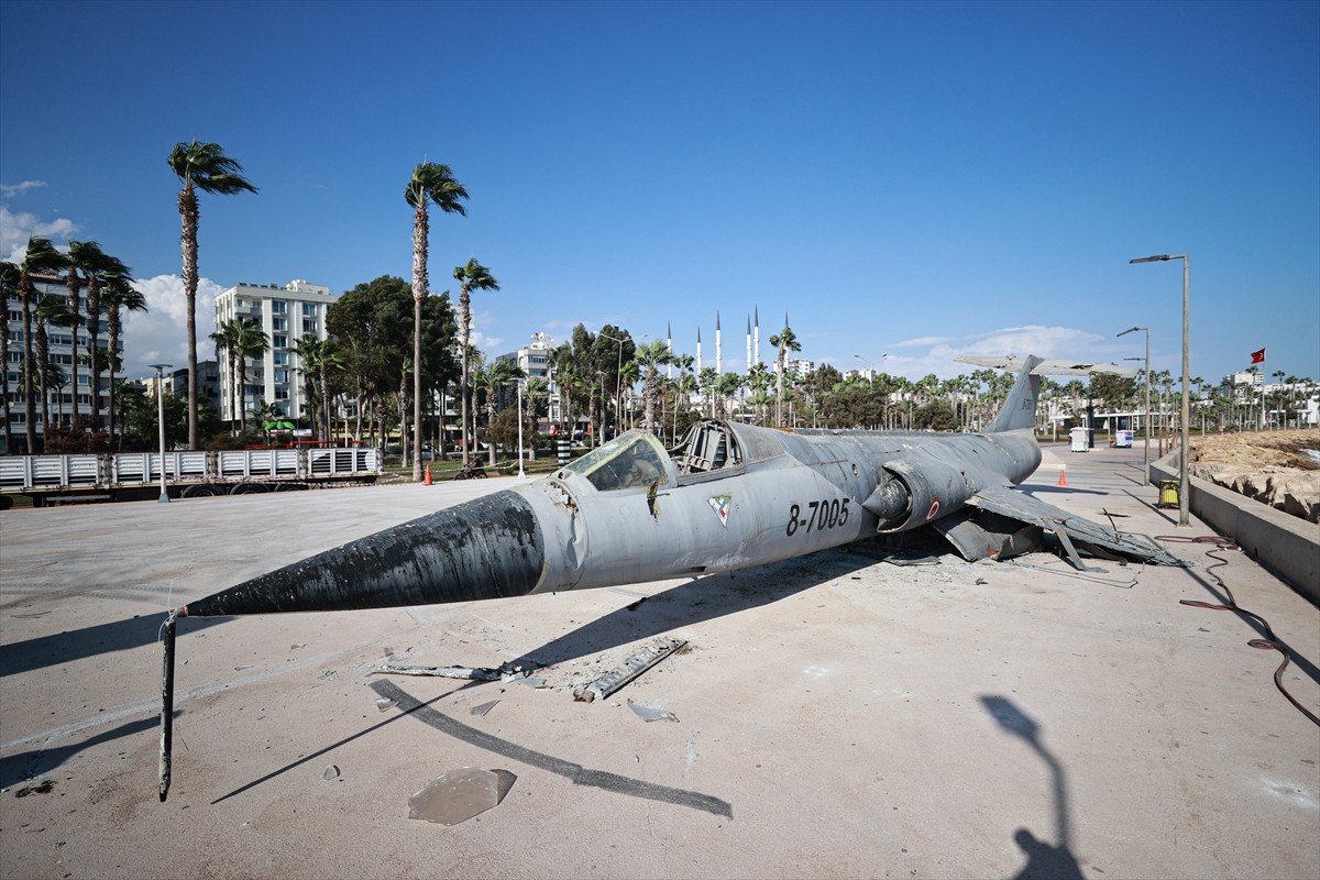Mersin'de uzun yıllardır sergilendiği sahilin simgesi olan "CF-104 Starfighter" tipi bombardıman...