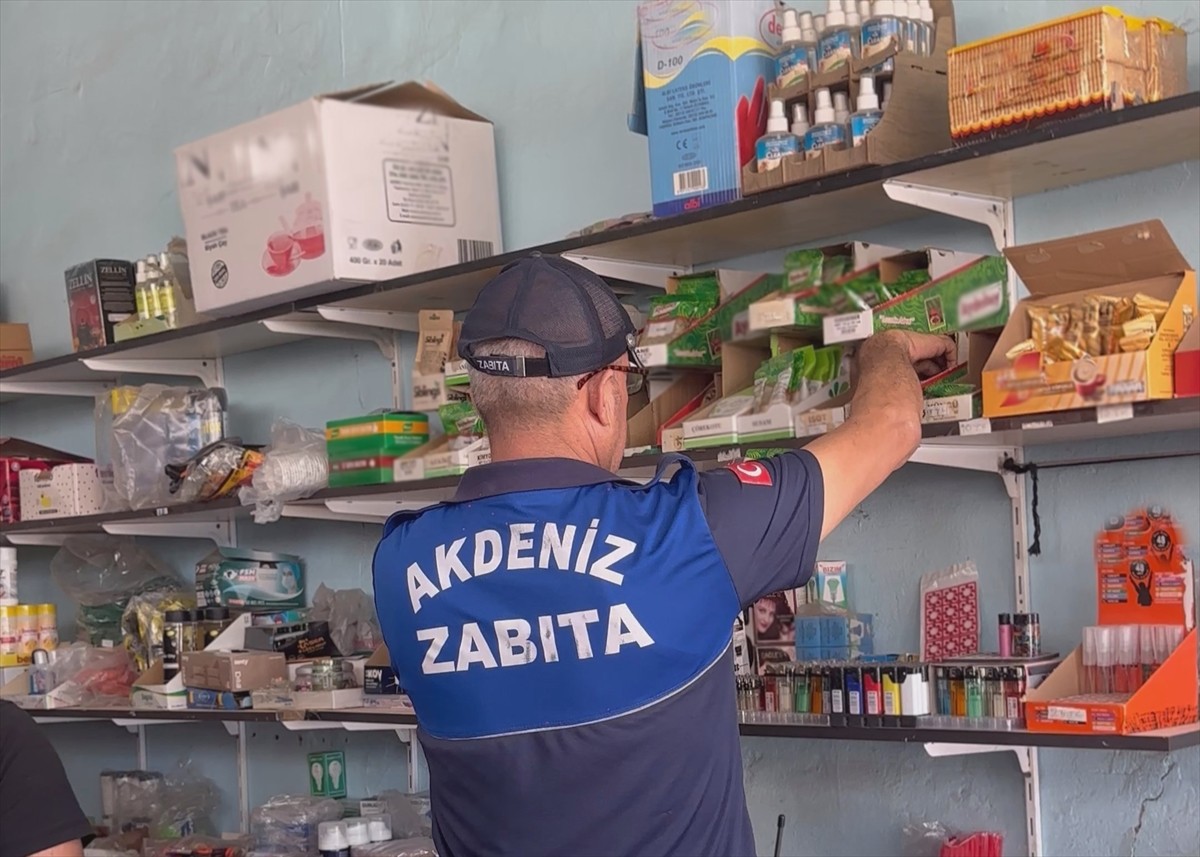 Mersin'in Akdeniz ilçesinde bir bakkalda son kullanım tarihi geçmiş çeşitli gıda ürünleri ele...