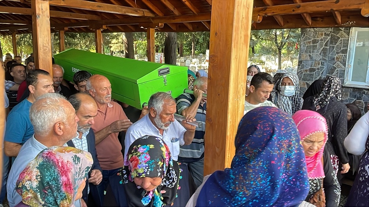 Mersin'in Erdemli ilçesinde tarım işçilerini taşıyan minibüsün şarampole yuvarlanması sonucu...