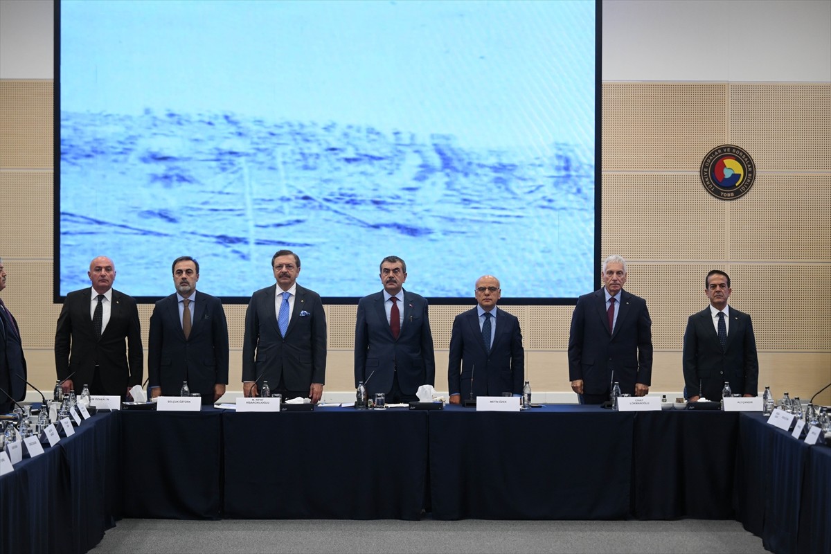 Milli Eğitim Bakanı Yusuf Tekin (ortada), Türkiye Odalar ve Borsalar Birliği (TOBB) Türkiye Eğitim...