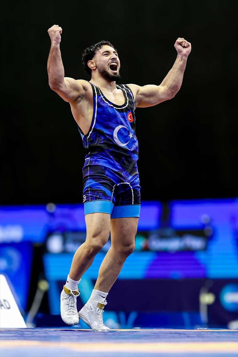 Milli güreşçi Muhammed Halit Özmuş, Sırbistan'da düzenlenen Dünya 23 Yaş Altı Şampiyonası'nda...