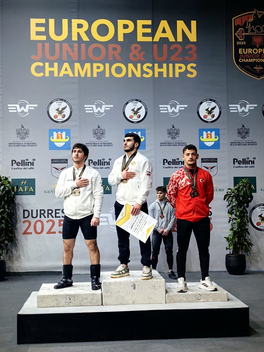 Milli halterci Engin Kara (sağ 3), Gençler ve 23 Yaş Altı Avrupa Şampiyonası'nda 2 bronz...