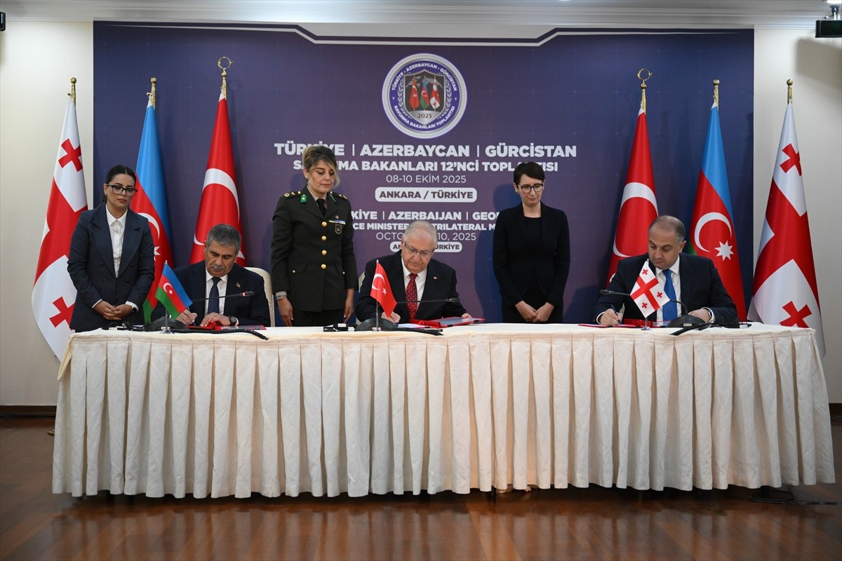 Milli Savunma Bakanı Yaşar Güler, Ankara'daki Merkez Orduevi'nde düzenlenen...