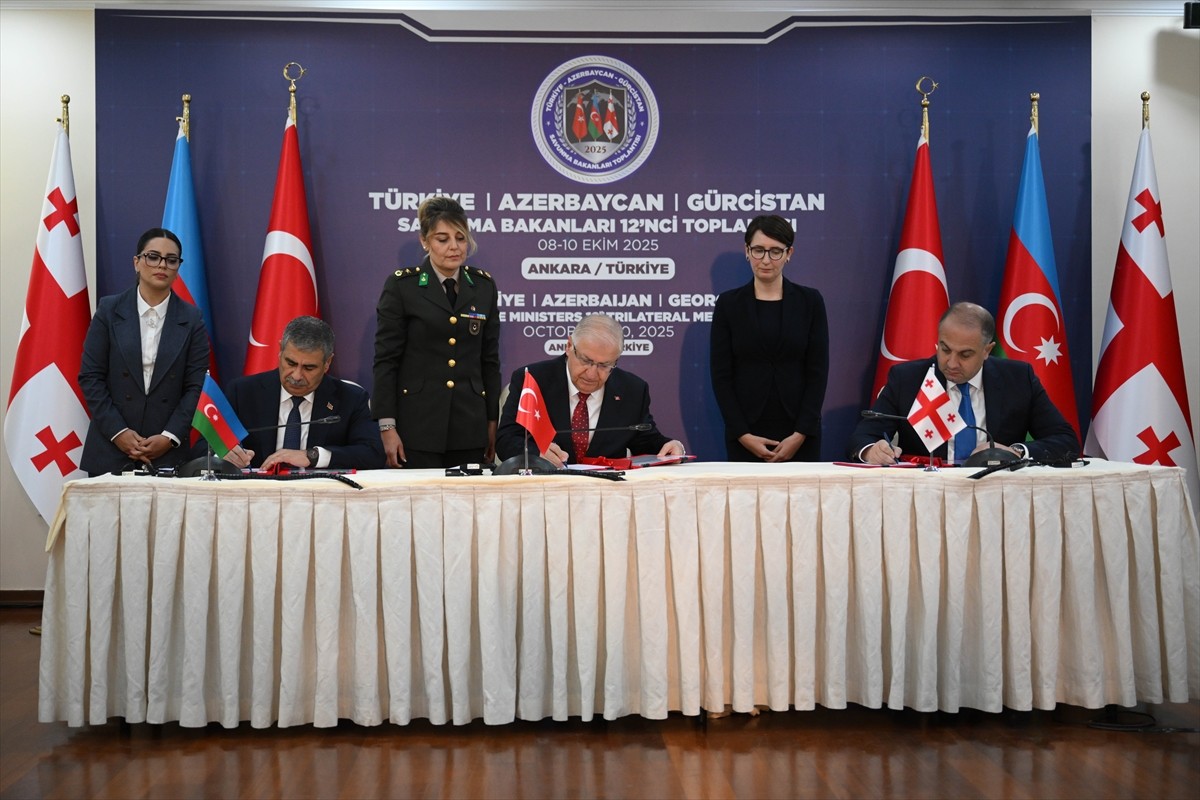 Milli Savunma Bakanı Yaşar Güler, Ankara'daki Merkez Orduevi'nde düzenlenen...