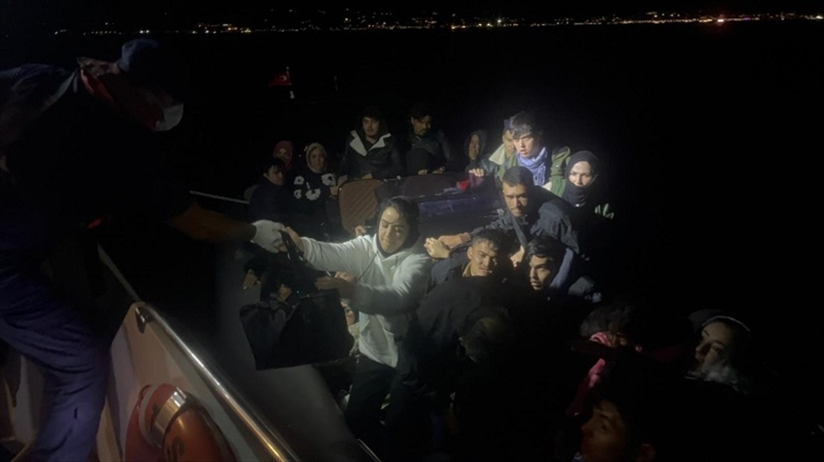 Muğla'nın Bodrum ilçesi açıklarında 43 düzensiz göçmen yakalandı.