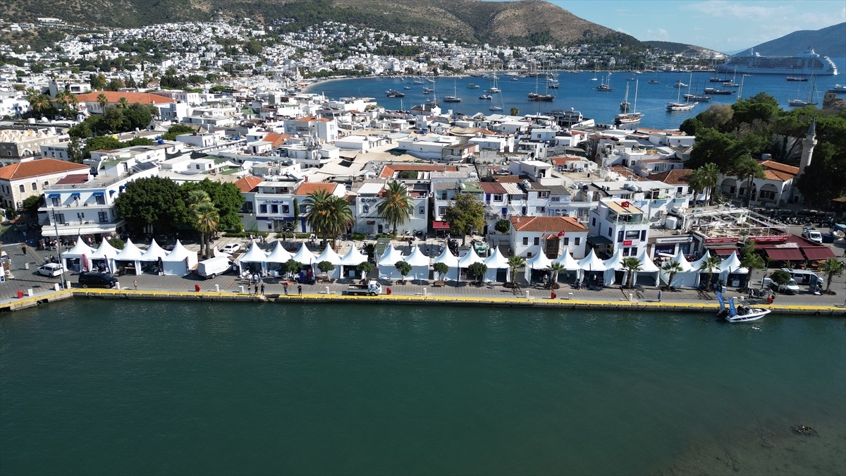 Muğla'nın Bodrum ilçesinde, bu yıl ilki düzenlenen Bodrum Boat Show Fuarı'nda, 150'den fazla lüks...