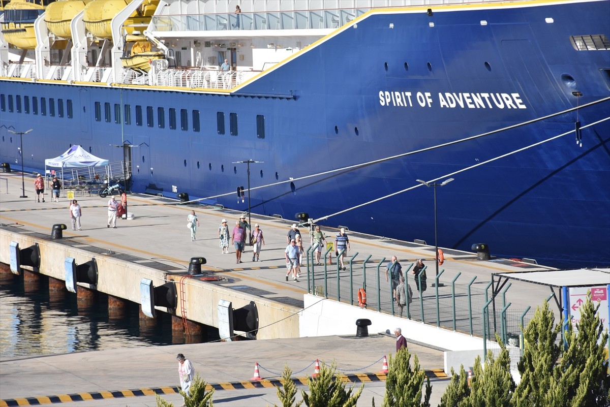 Muğla'nın Bodrum ilçesine "Spirit of Adventure" kruvaziyeri 960 yolcu getirdi. Gemiden inen...