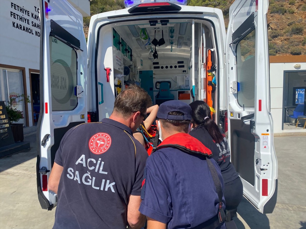 Muğla'nın Fethiye ilçesi açıklarında ticari yatta yaralanan kişi, Sahil Güvenlik ekiplerince...