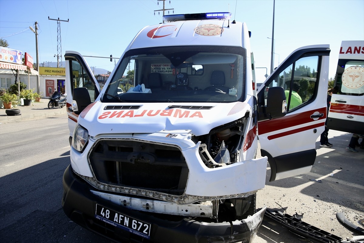 Muğla'nın Fethiye ilçesinde ambulansla çarpışan hafif ticari araçtaki 2 kişi yaralandı.
