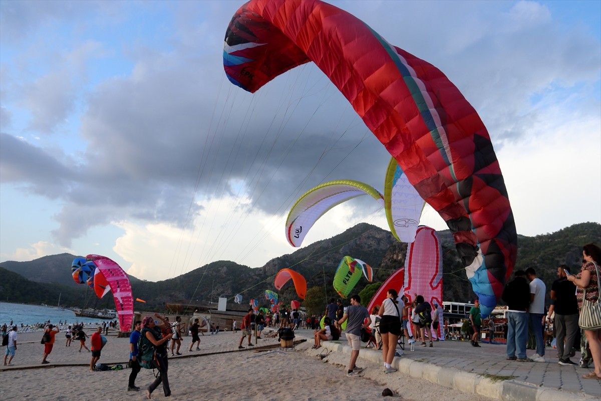 Muğla'nın Fethiye ilçesinde düzenlenen 25. Uluslararası Ölüdeniz Hava Oyunları Festivali'ne, 33...