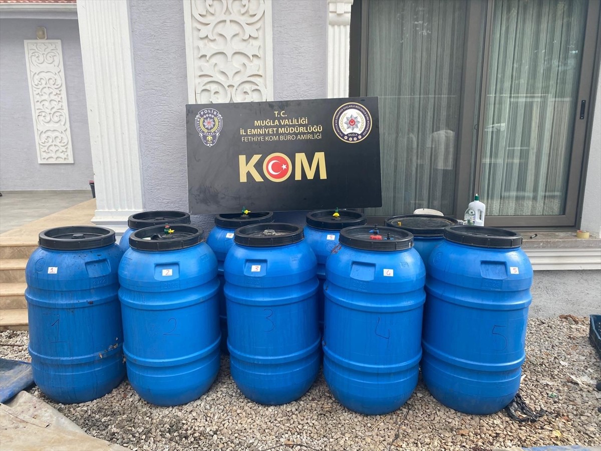 Muğla'nın Fethiye ilçesinde düzenlenen kaçakçılık operasyonunda 1 ton 100 litre etil alkol ve 1...