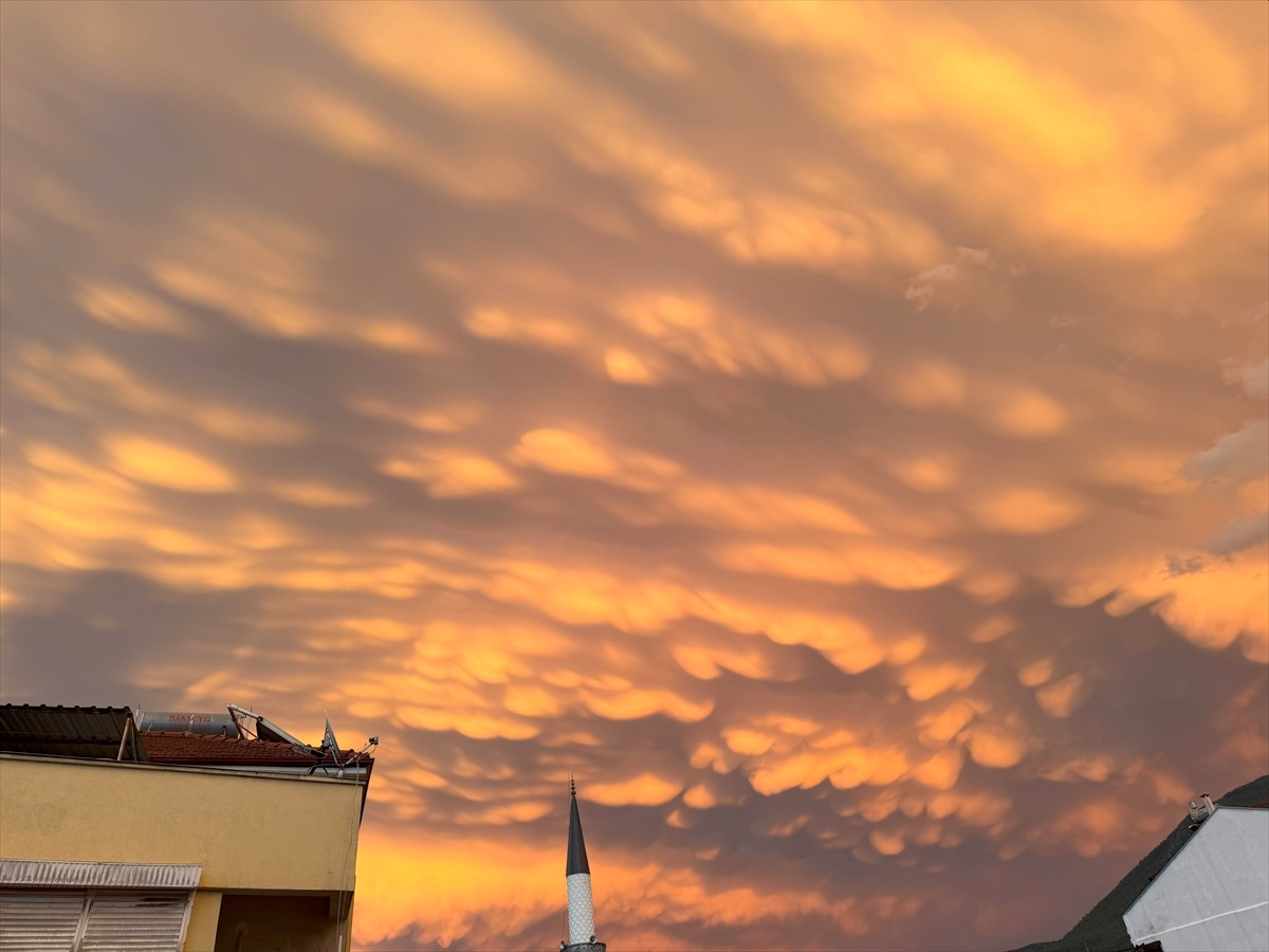  Muğla'nın Fethiye ilçesinde etkili olan sağanağın ardından gökyüzünde nadir görülen "Mammatus...