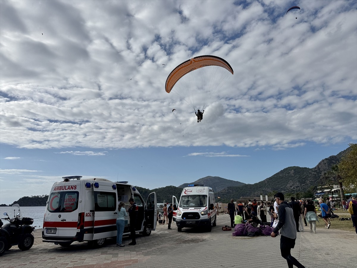 Muğla'nın Fethiye ilçesinde iniş sırasında çarpışan iki yamaç paraşütündeki 3 kişi yaralandı....
