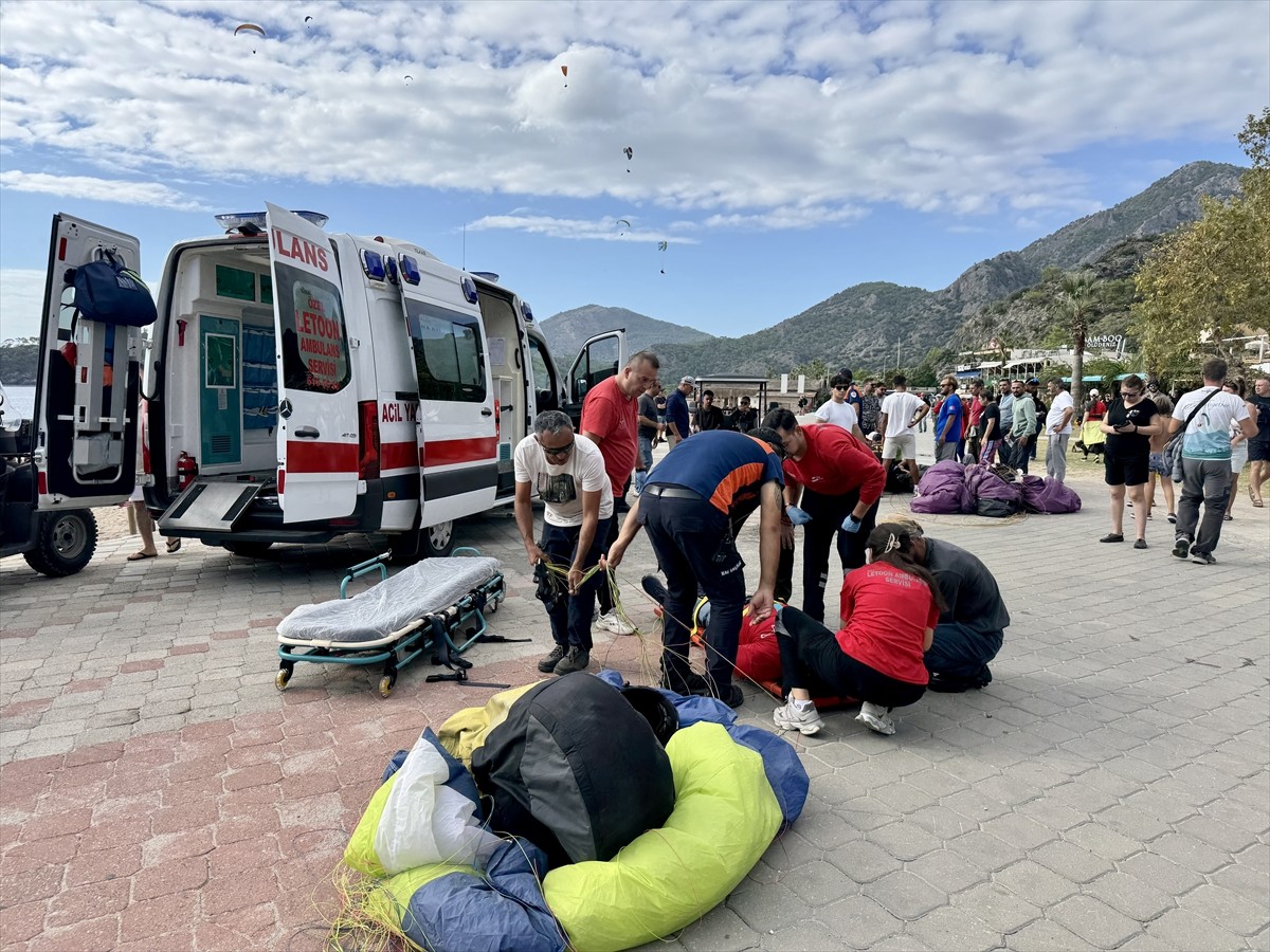 Muğla'nın Fethiye ilçesinde iniş sırasında çarpışan iki yamaç paraşütündeki 3 kişi yaralandı....