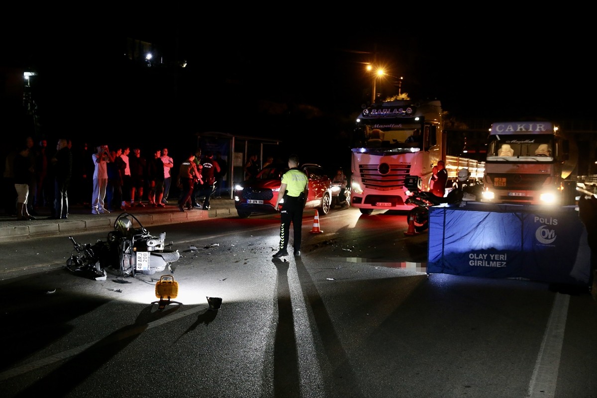 Muğla'nın Fethiye ilçesinde iş makinesiyle çarpışan motosikletin sürücüsü yaşamını...