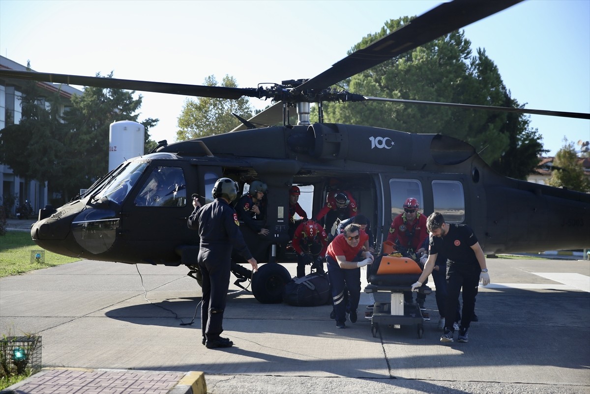 Muğla'nın Fethiye ilçesinde kayalık alana düşen yamaç paraşütündeki yolcu hayatını kaybetti, pilot...