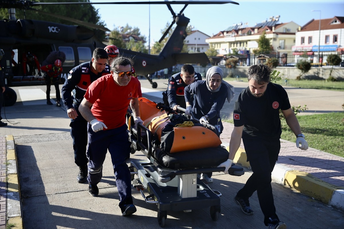 Muğla'nın Fethiye ilçesinde kayalık alana düşen yamaç paraşütündeki yolcu hayatını kaybetti, pilot...
