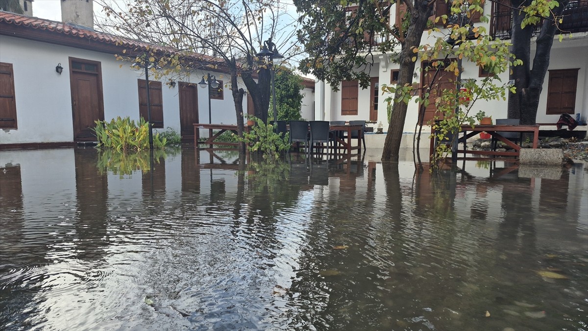Muğla'nın Köyceğiz ilçesinde etkili olan sağanak nedeniyle cadde ve sokaklar göle döndü.