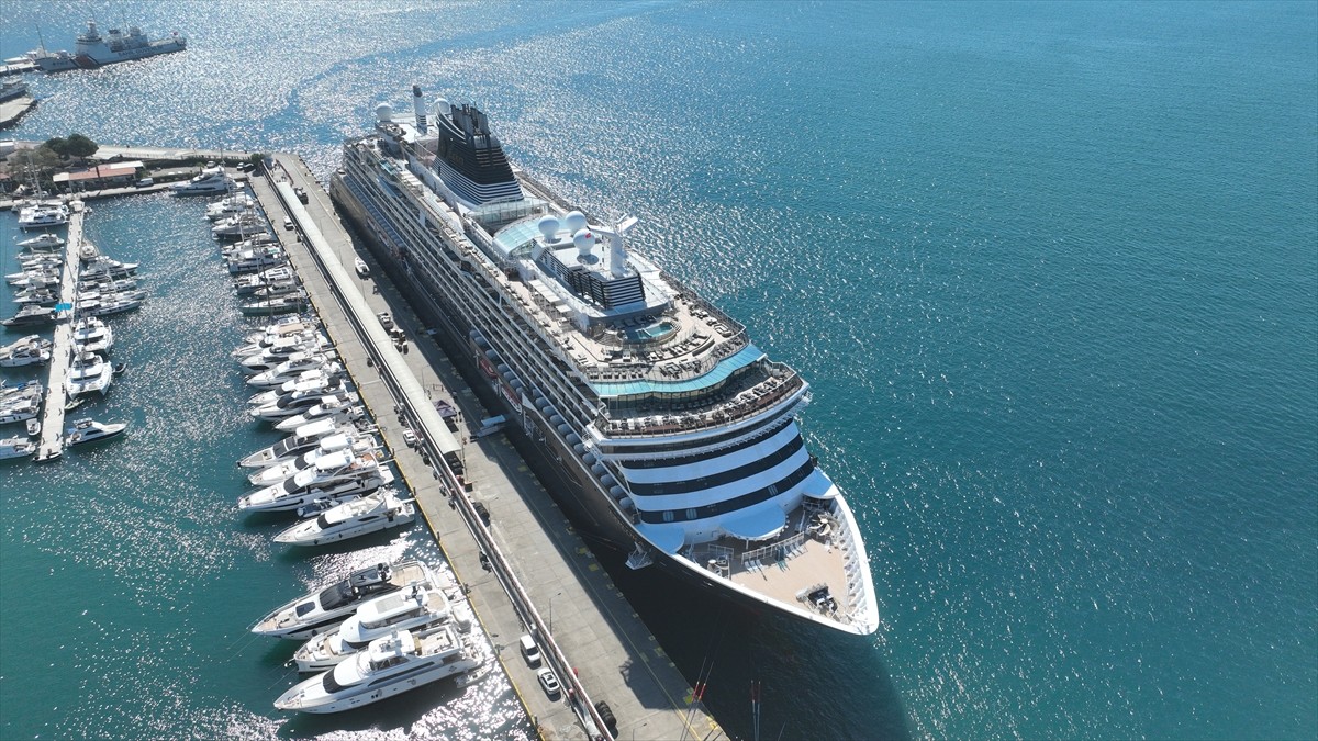 Muğla'nın Marmaris ilçesine "Explora I" isimli kruvaziyerle 695 yolcu geldi. Girit Adası'ndan...