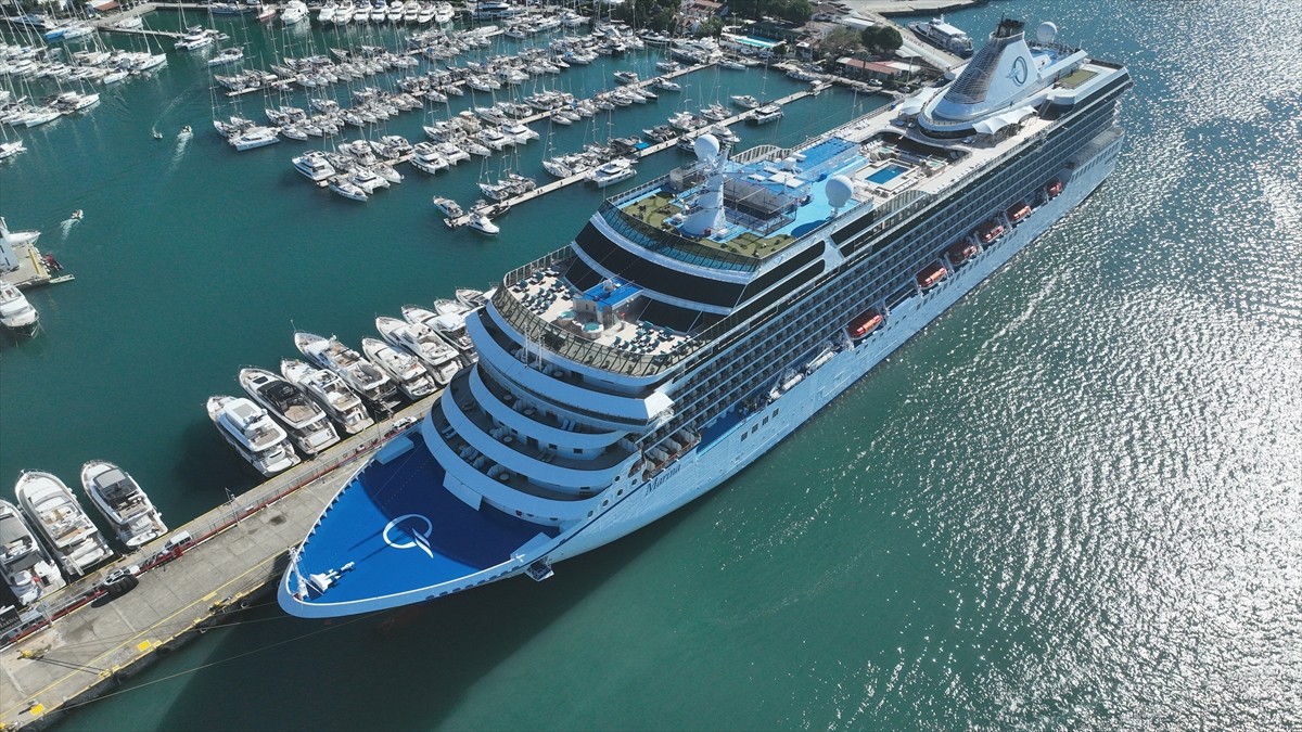 Muğla'nın Marmaris ilçesine "Marina" isimli kruvaziyerle 1194 yolcu geldi. Girit Adası'ndan...