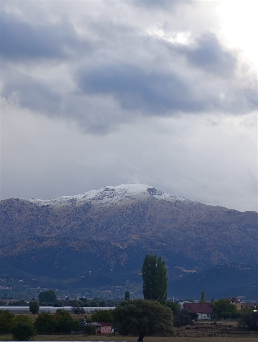 Muğla'nın Seydikemer ilçesindeki Girdev Yaylası’na mevsimin ilk karı düştü.  