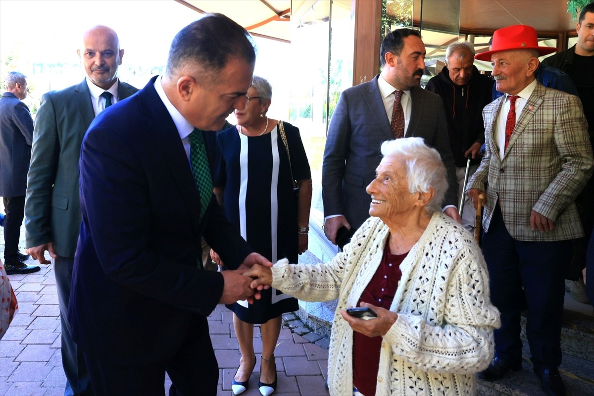 Muğla Valisi İdris Akbıyık, 91 yaşındaki huzurevi sakininin TOGG ile gezme isteğini...
