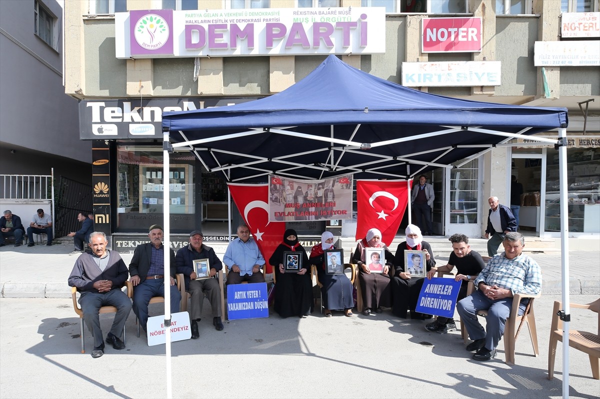Muş'ta çocukları terör örgütü PKK tarafından kaçırılan aileler, DEM Parti İl Başkanlığı binası...