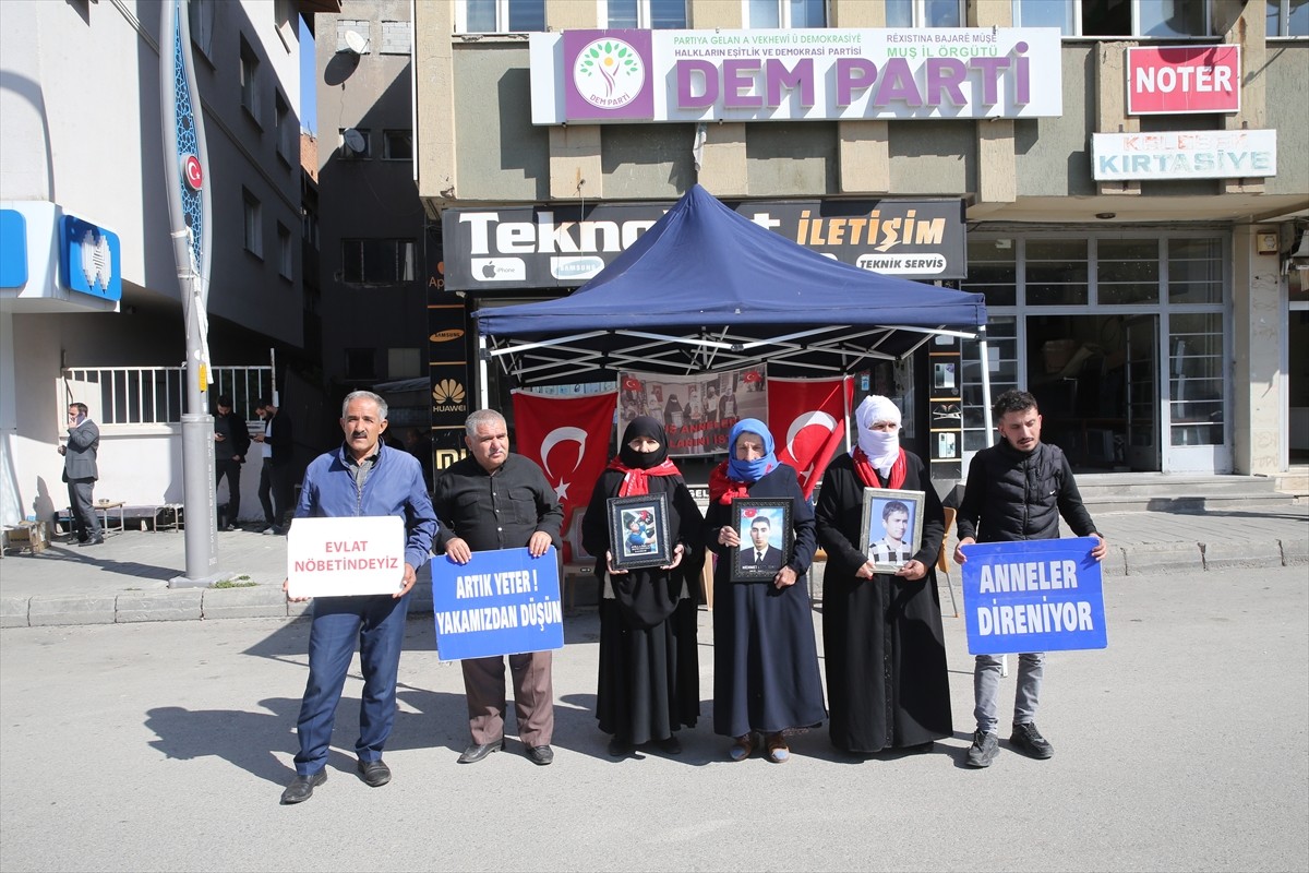 Muş'ta çocukları terör örgütü PKK tarafından kaçırılan aileler, DEM Parti İl Başkanlığı binası...