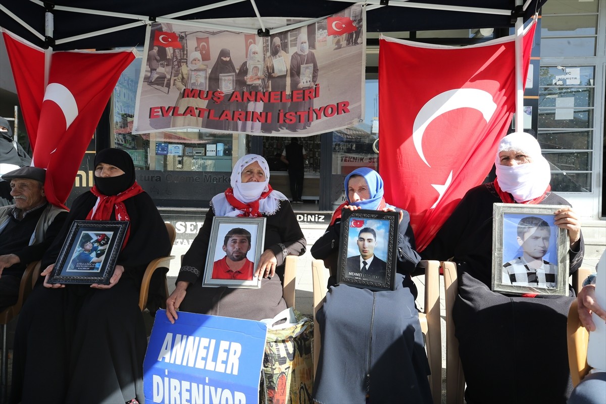 Muş'ta çocukları terör örgütü PKK tarafından kaçırılan aileler, DEM Parti İl Başkanlığı binası...