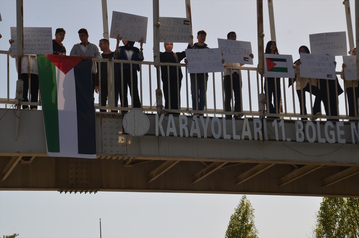 Muş'ta Erentürk Öz Şeker Anadolu Lisesi öğrencileri, İsrail'in Gazze'ye yönelik saldırılarını...