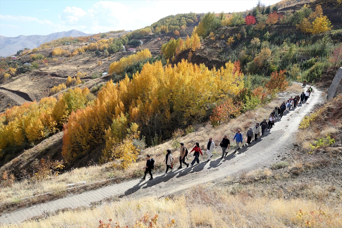 Muş'ta faaliyet gösteren Genç Adımlar Derneği üyeleri, sonbaharın güzelliklerini yansıtan Bağlar...