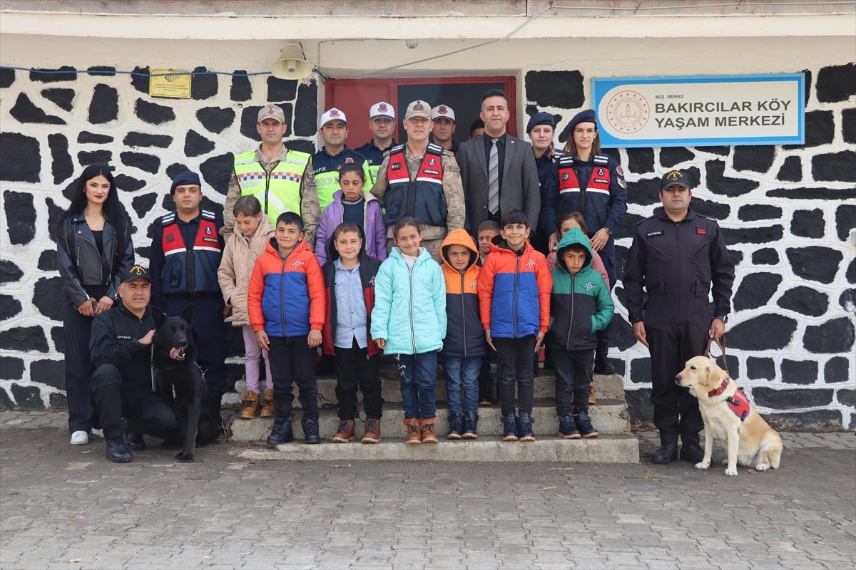Muş'ta jandarma ekipleri, köy okulundaki öğrencilere kışlık kıyafet yardımında bulundu.