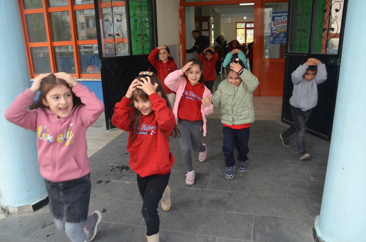 Muş'taki okullarda Milli Eğitim Bakanlığının "Afetler ve Dayanıklılık Ayı" etkinlikleri kapsamında...