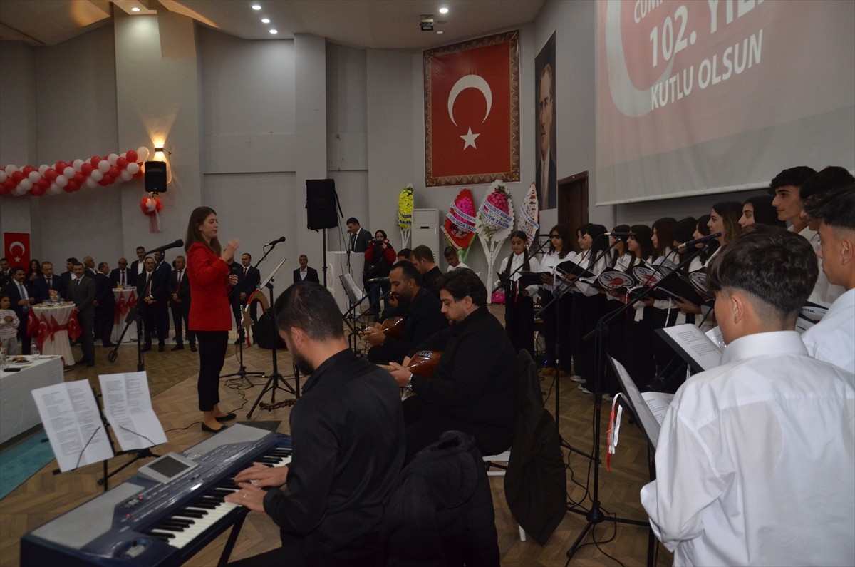 Muş Valiliği 29 Ekim Cumhuriyet Bayramı dolayısıyla resepsiyon düzenledi. Öğretmenevindeki...