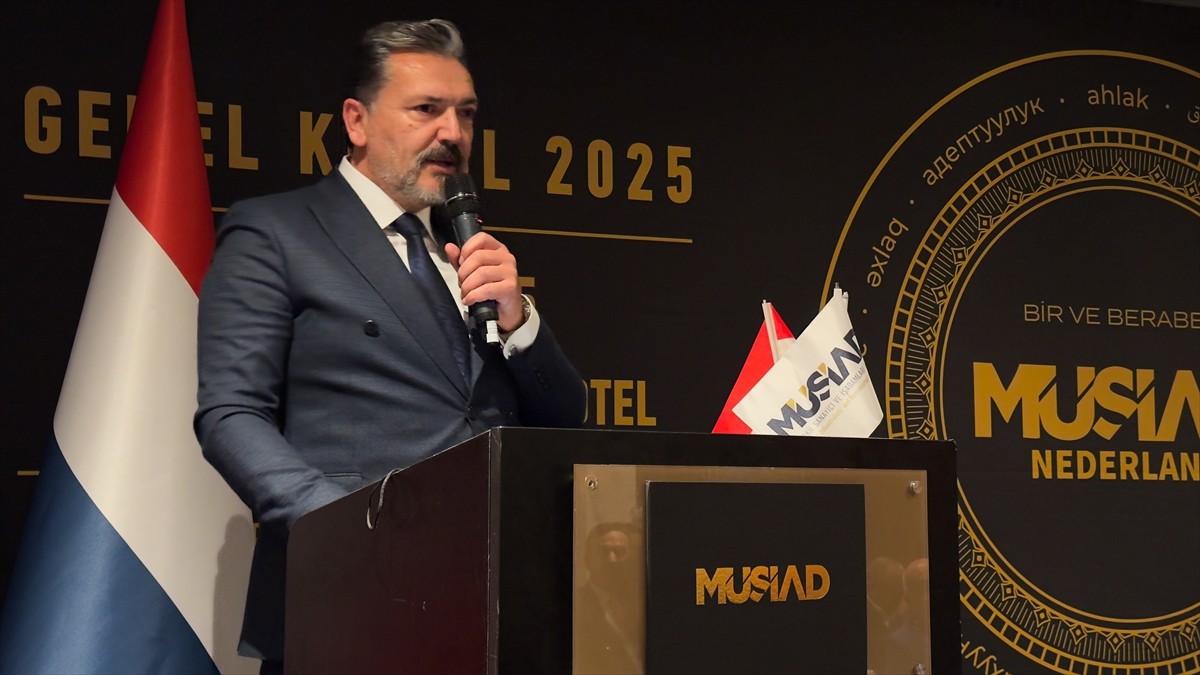 MÜSİAD Genel Başkanı Burhan Özdemir (sol3), Amsterdam'da düzenlenen MÜSİAD Hollanda Şubesinin...