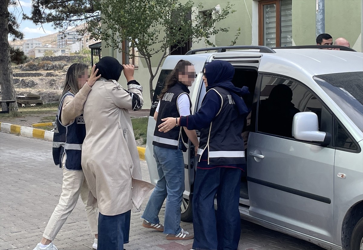 Nevşehir'deki Kapadokya Havalimanı'nda kıyma ve hamur yoğurma makinelerinin içine gizlenmiş 61...