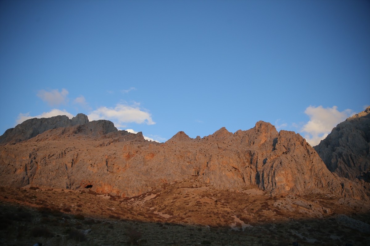  Niğde'de Cumhuriyet'in kuruluşunun 102. yılı dolayısıyla Aladağlar'daki Emler zirvesine...