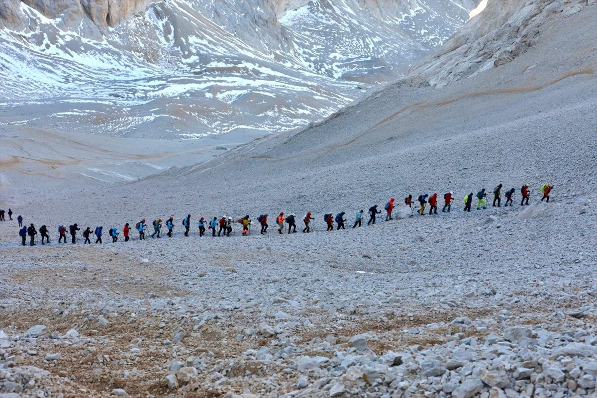 Niğde'de Cumhuriyet'in kuruluşunun 102. yılı dolayısıyla dağcılar, Aladağlar'daki Emler Zirvesi'ne...