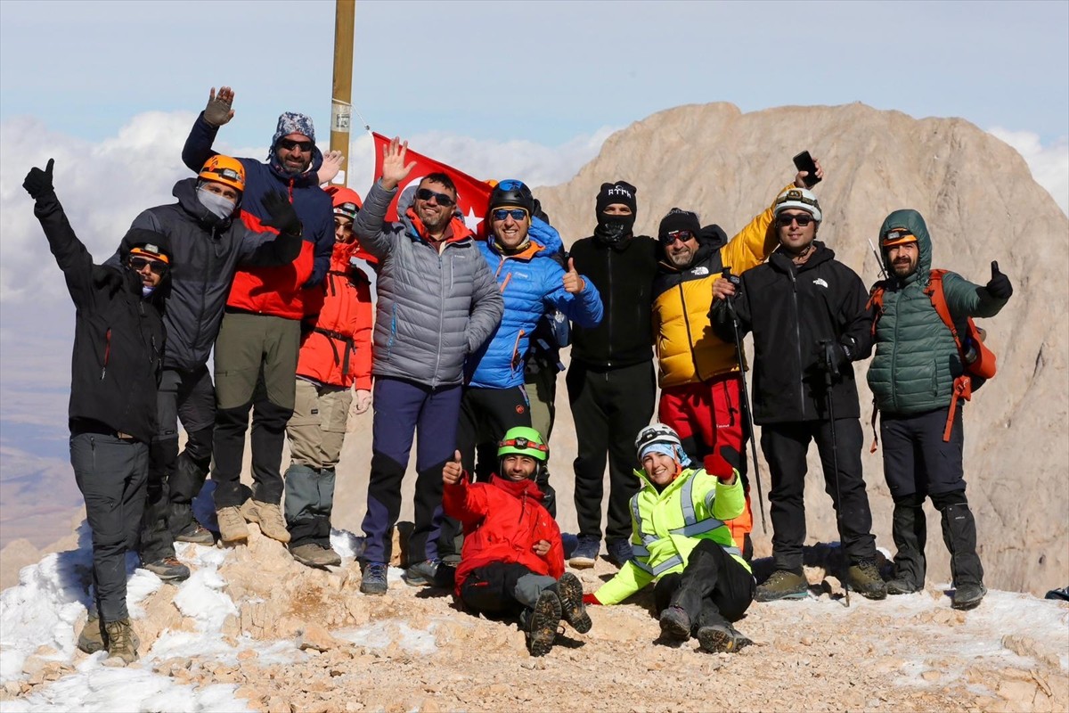 Niğde'de Cumhuriyet'in kuruluşunun 102. yılı dolayısıyla dağcılar, Aladağlar'daki Emler Zirvesi'ne...