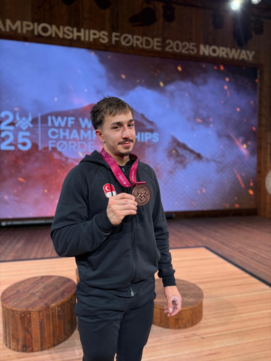 Norveç'te devam eden 2025 Dünya Halter Şampiyonası'nda 71 kiloda mücadele eden milli sporcu Yusuf...