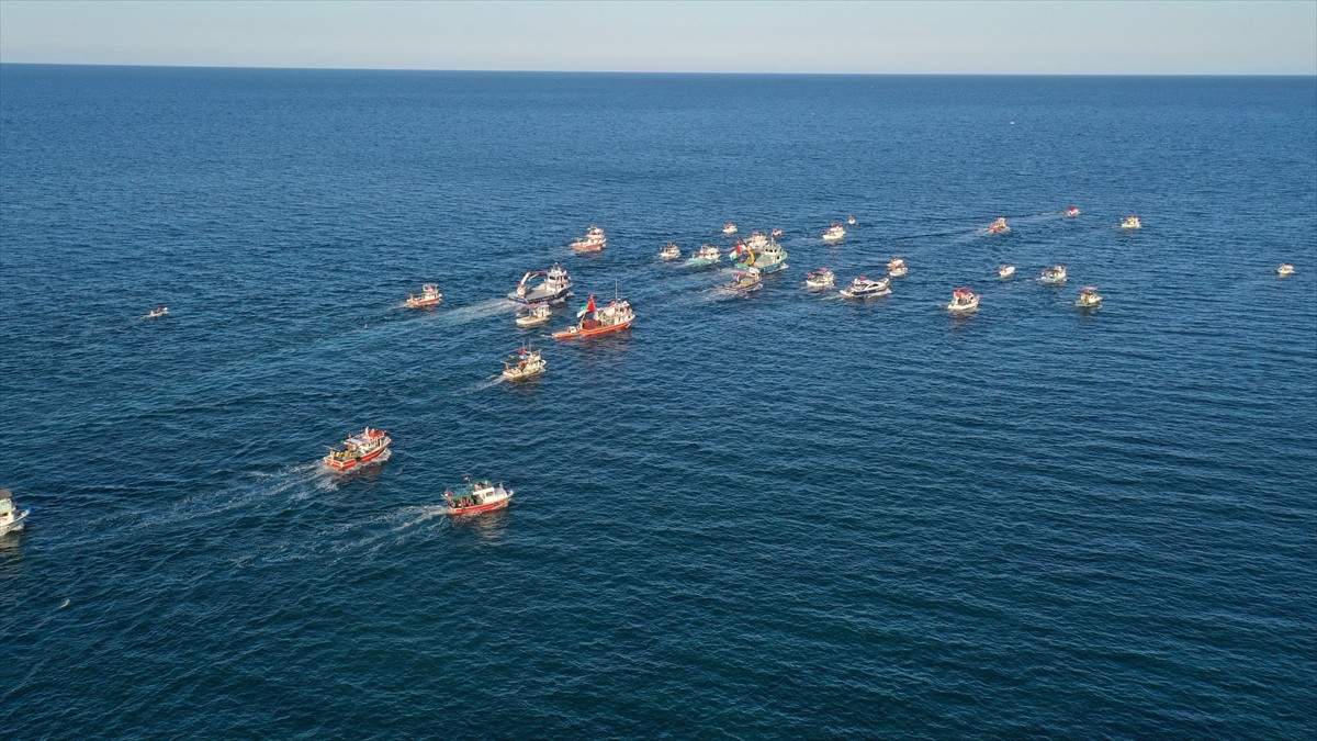 Ordu'da, Filistin ve Küresel Sumud Filosu'na destek amacıyla Türk ve Filistin bayraklarıyla...
