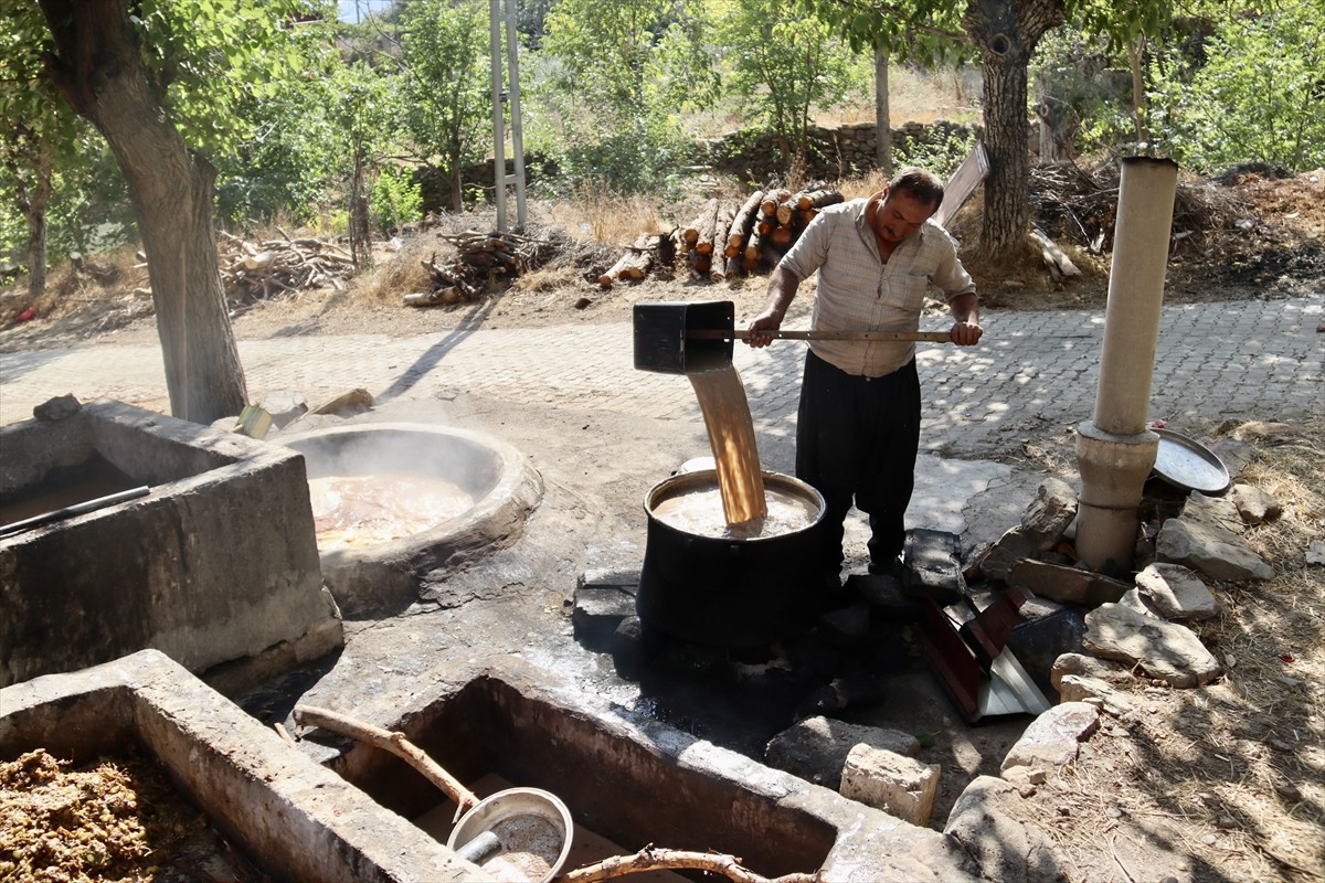 Osmaniye'nin Bahçe ilçesinde üzümlerini hasat eden çiftçiler, geleneksel yöntemle pekmez...