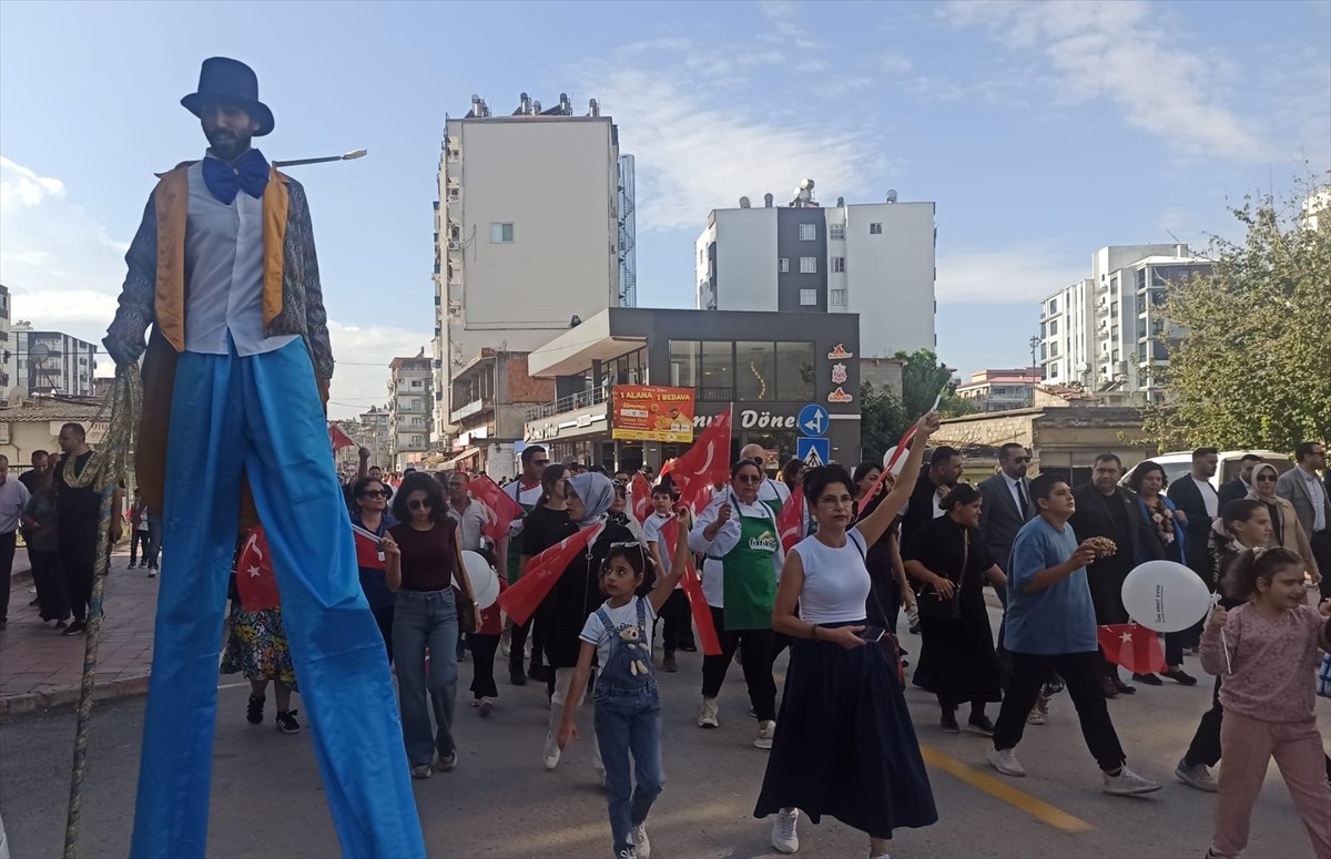 Osmaniye Belediyesince bu yıl ikincisi düzenlenen "Yer Fıstığı Festivali" kortej yürüyüşüyle...