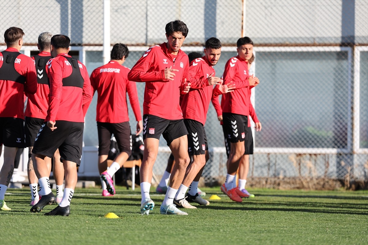 Özbelsan Sivasspor, Trendyol 1. Lig'in 12. haftasında deplasmanda Eminevim Ümraniyespor ile...