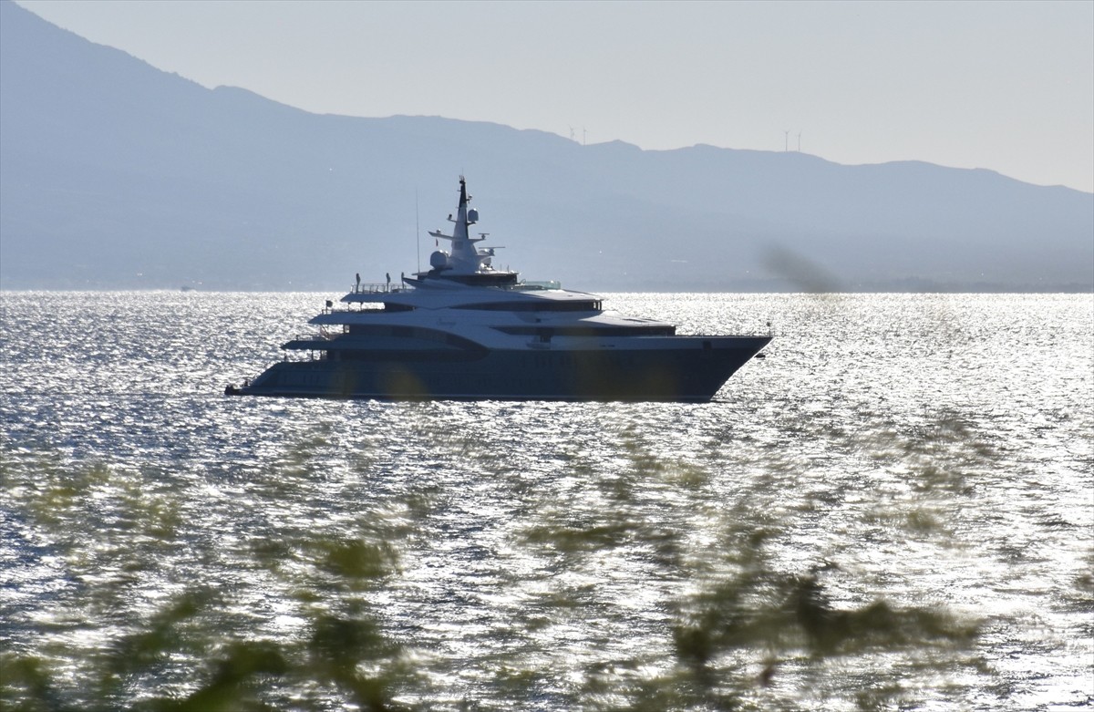 Özellikle yaz aylarında mega yatları ağırlayan Muğla'nın Bodrum ilçesinin açıklarına, "Sunrays"...