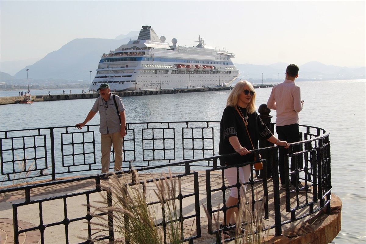 Palau bayraklı "Astoria Grande" adlı kruvaziyer, Antalya'nın Alanya ilçesine geldi.